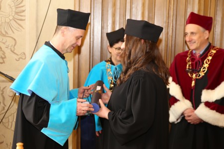 dr Barbara Linsztet wraz z promotorem prof. dr. hab. Adamem Dobaczewskim. Kliknij, aby powiększyć zdjęcie.